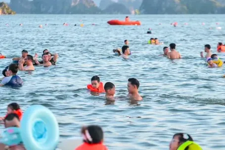 Nô nức đi biển Hạ Long