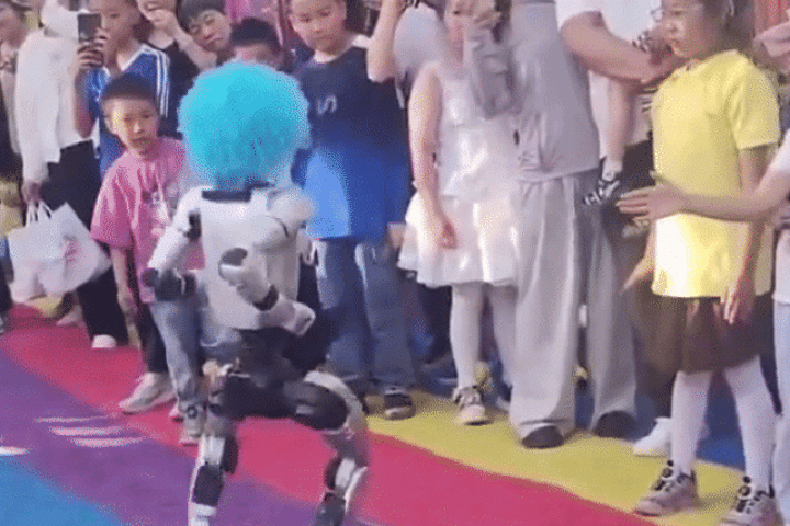 Robot 'chú hề' đá trúng khán giả nhí