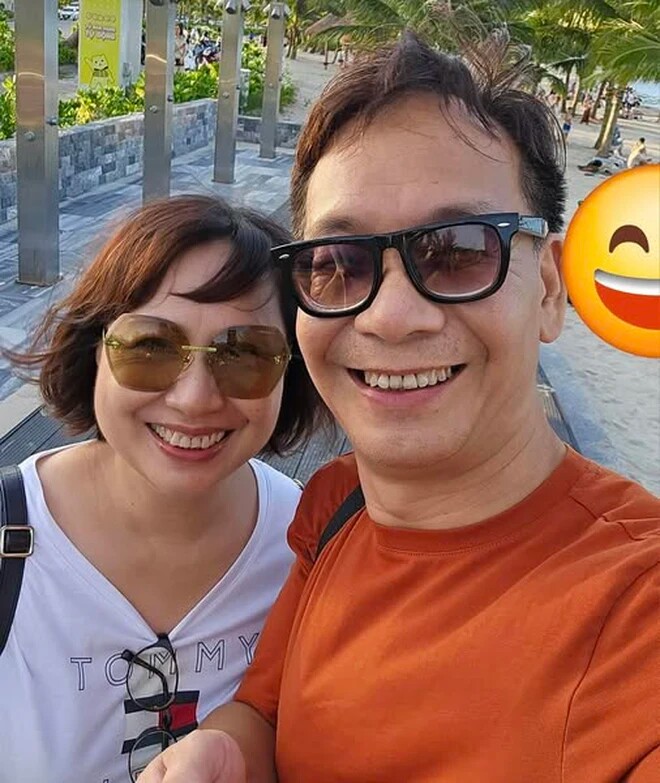 NSƯT Đức Khuê nói: "Ngoài sân khấu, tôi cũng chỉ là một người chồng, người cha bình thường. Tôi và bà xã quen nhau khá lâu rồi mới kết hôn và sinh con nên hiểu và rất đồng cảm với việc tôi làm nghề".