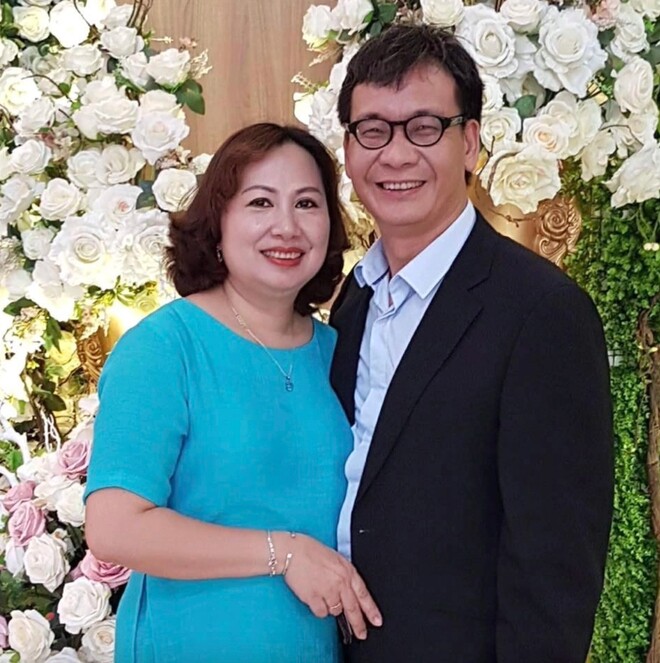 NSƯT Đức Khuê nói: "Ngoài sân khấu, tôi cũng chỉ là một người chồng, người cha bình thường. Tôi và bà xã quen nhau khá lâu rồi mới kết hôn và sinh con nên hiểu và rất đồng cảm với việc tôi làm nghề".