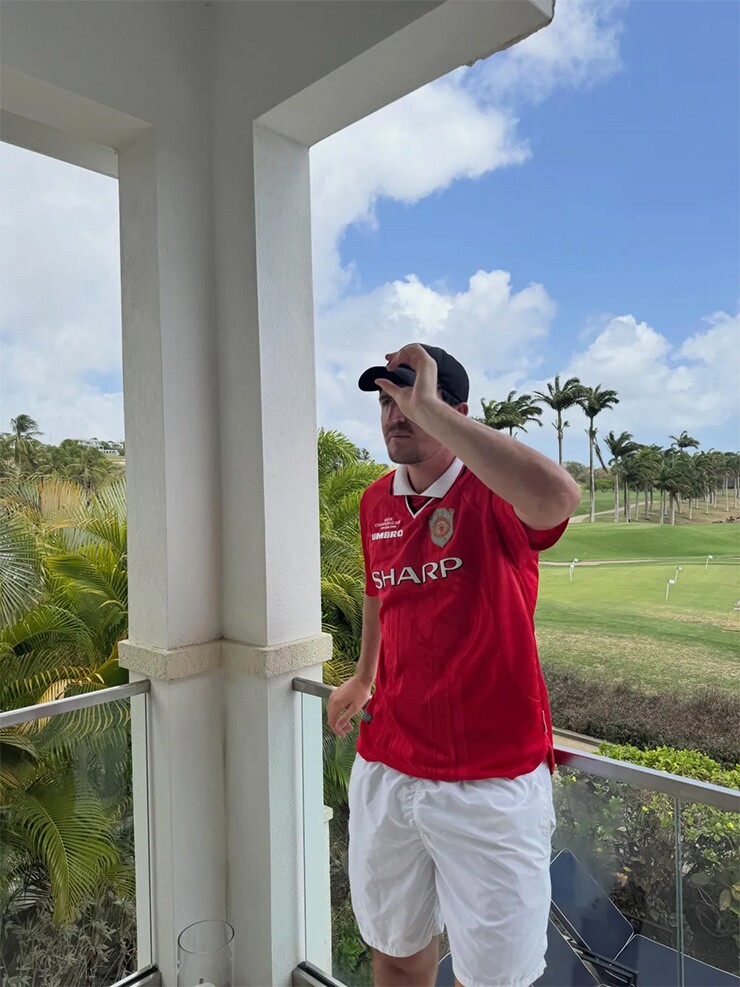 Maguire đi chữa lành vết thương World Cup, vợ đẹp khoe vòng 1 gây chú ý - 5