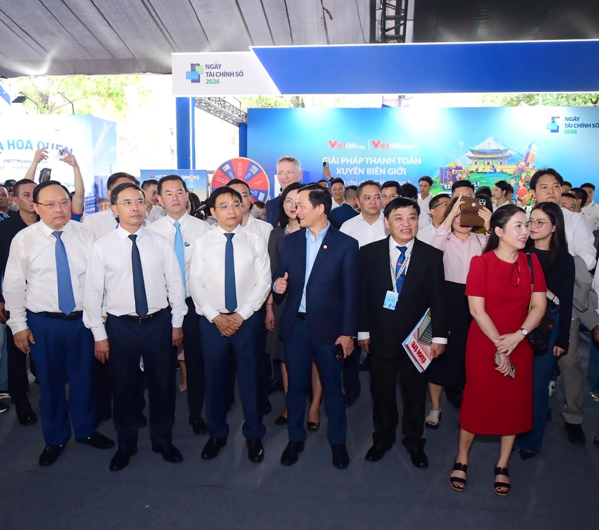 Ông Hà Văn Trung - Phó TGĐ thường trực SACOMBANK (thứ 4 từ trái sang) đón tiếp Phó Thủ tướng Chính phủ Nguyễn Văn Thắng, Thống đốc NHNN Phạm Đức Ấn, Vụ trưởng Vụ Thanh toán Phạm Anh Tuấn, TBT báo Tuổi trẻ Lê Thế Chữ và đoàn đại biểu tham quan gian hàng SACOMBANK - Ảnh: TTO