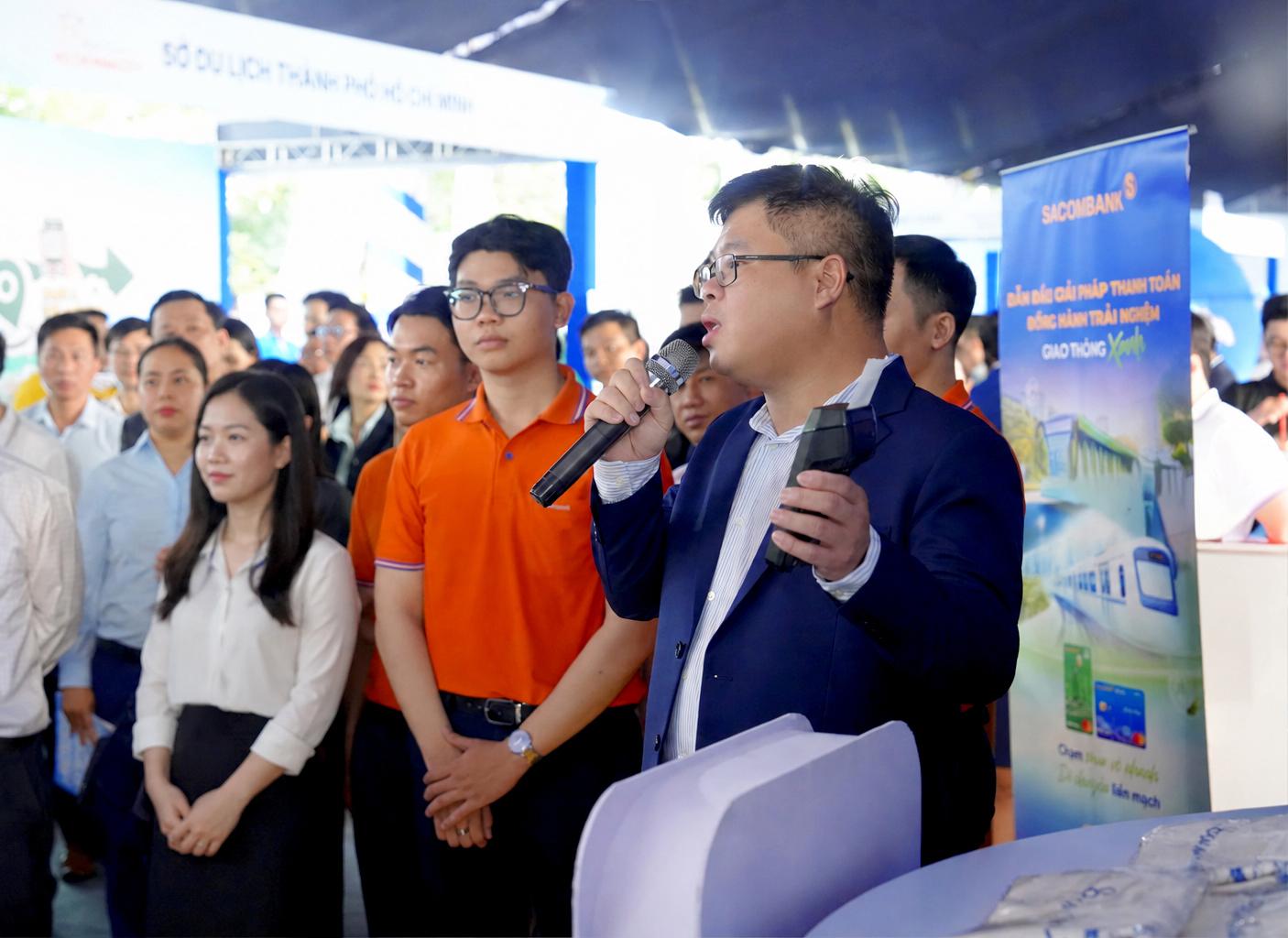 Ông Phạm Đức Duy - PGĐ Khối Bán lẻ SACOMBANK trình bày với đoàn đại biểu cấp cao về các dịch vụ thanh toán của SACOMBANK, trong đó nổi bật là giải pháp thanh toán giao thông Open-loop và giải pháp thanh toán xuyên biên giới VIETQRGlobal - Ảnh: SACOMBANK