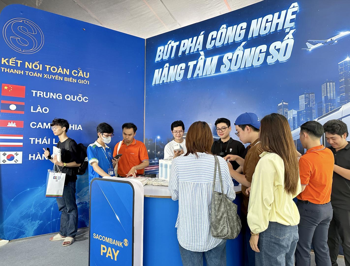 Gian hàng SACOMBANK tại Ngày Tài chính số 2026 - Ting Ting Day! sẽ tiếp tục mở cửa đón khách tham quan và trải nghiệm các dịch vụ đến hết tối 07/06 - Ảnh: SACOMBANK