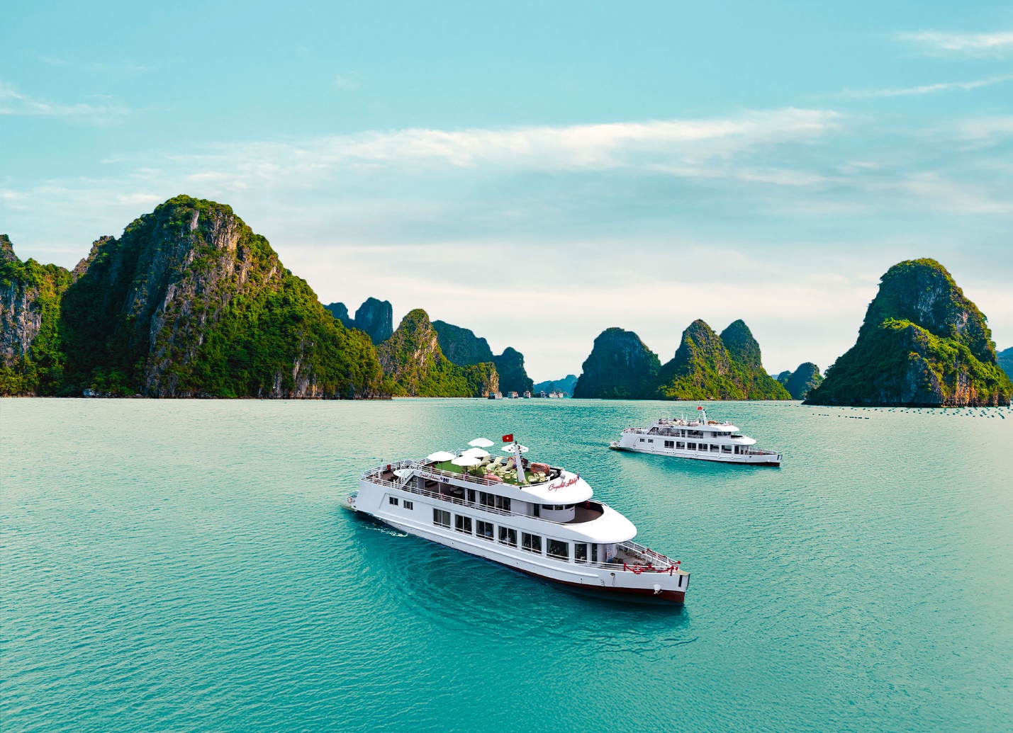Du thuyền Crystal Holidays Cruise đưa du khách khám phá Vịnh Bái Tử Long – viên ngọc xanh còn lưu giữ trọn vẹn vẻ đẹp nguyên sơ, hùng vĩ. Ảnh – Everland Group.