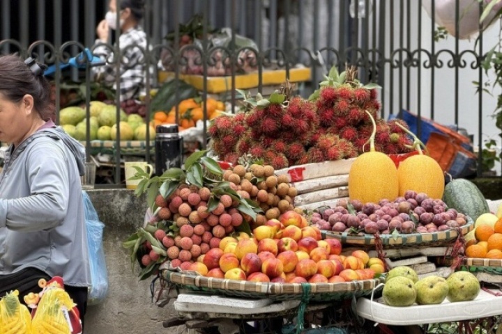 Dứa đang vào mùa bán đầy chợ, tiểu thương bật mí bí kíp chọn quả thơm ngọt tự nhiên, giá tốt