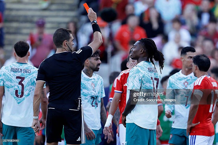 Sao Bồ Đào Nha Leao nhận thẻ đỏ trước Chile, có bị treo giò trận ra quân World Cup?