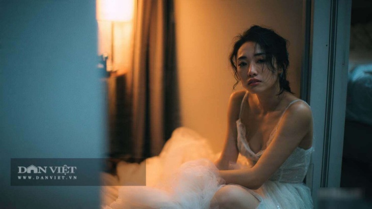Đêm tân hôn, tôi ngồi ngoài hiên, không khóc.
