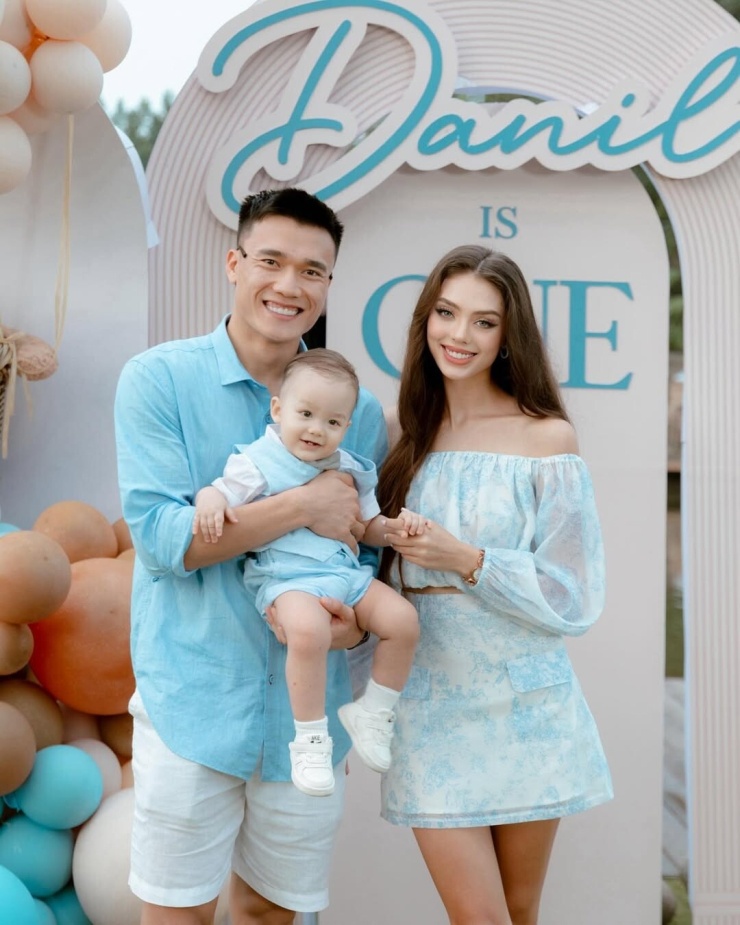 Váy áo tôn chân của vợ Bùi Tiến Dũng - 6