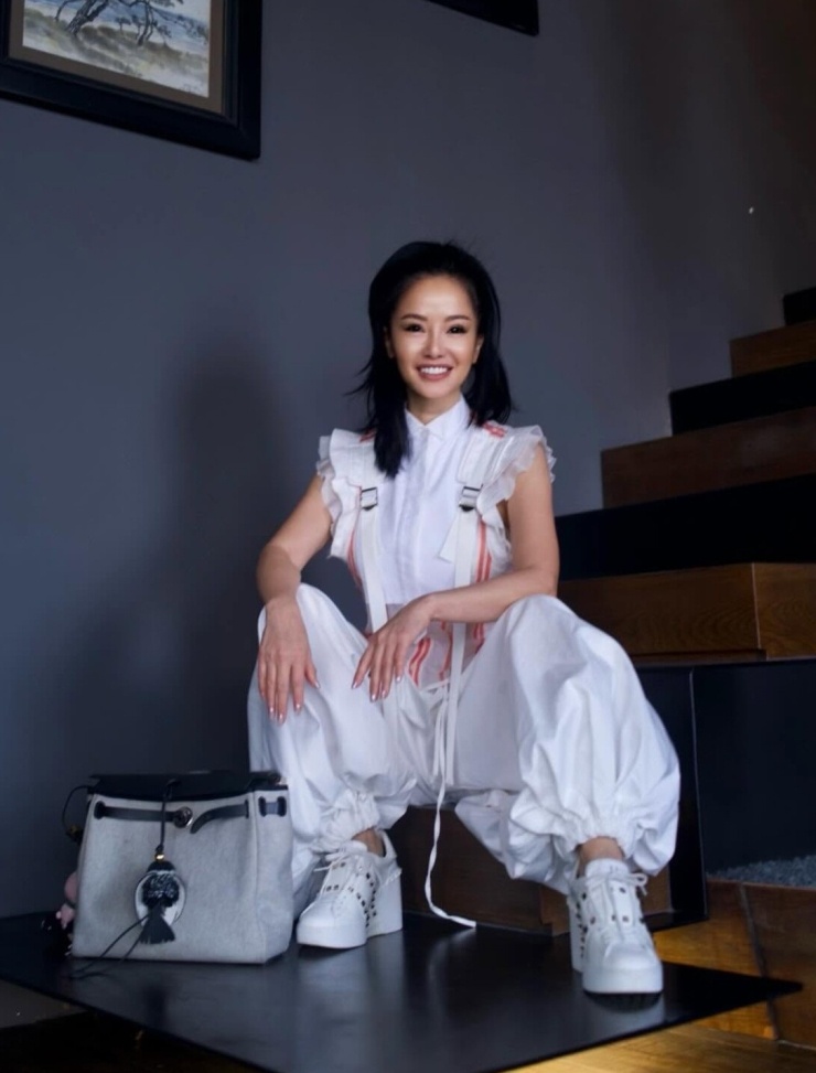 Thời trang dạo phố độc lạ của Hồng Nhung - 11