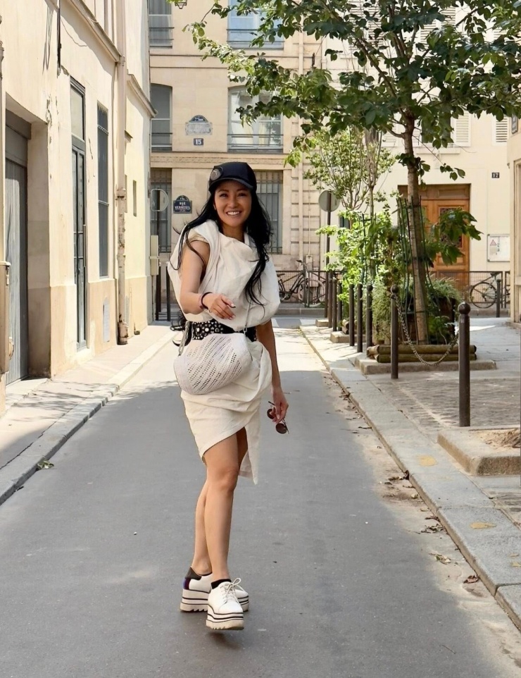 Thời trang dạo phố độc lạ của Hồng Nhung - 12