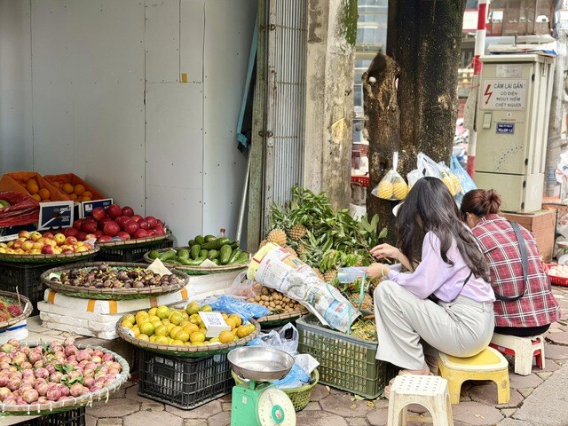 Dứa đang được bày bán tràn ngập thị trường.