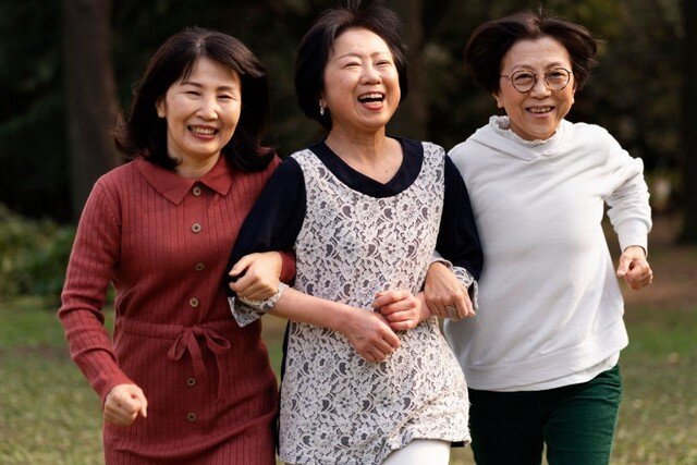 Nhiều nghiên cứu cho thấy người duy trì tinh thần lạc quan, vui vẻ thường có sức khỏe tốt hơn và tuổi thọ cao hơn so với những người thường xuyên sống trong trạng thái tiêu cực. Ảnh minh họa