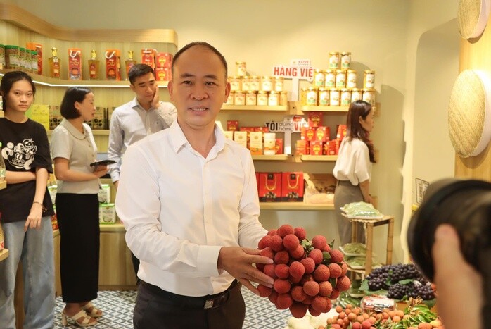Ông Nguyễn Thế Thi, Phó Giám đốc Sở Công Thương tỉnh Bắc Ninh giới thiệu về vải thiều của địa phương