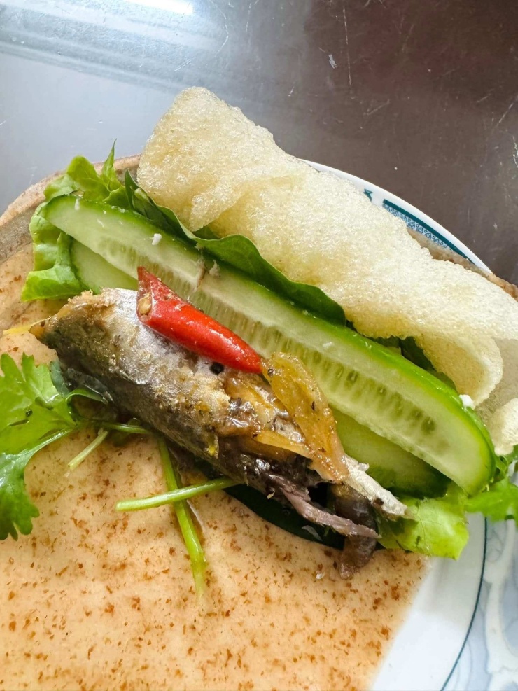 Món cá nục kho cuốn rau sống vừa thơm, vừa béo, phù hợp để bạn đổi món cho bữa cơm gia đình.