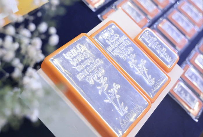 Giá bạc giảm mạnh