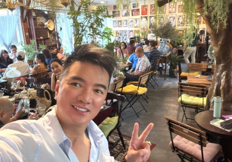 Ca sĩ Đàm Vĩnh Hưng mở quán cà phê ở tuổi 55.&nbsp;