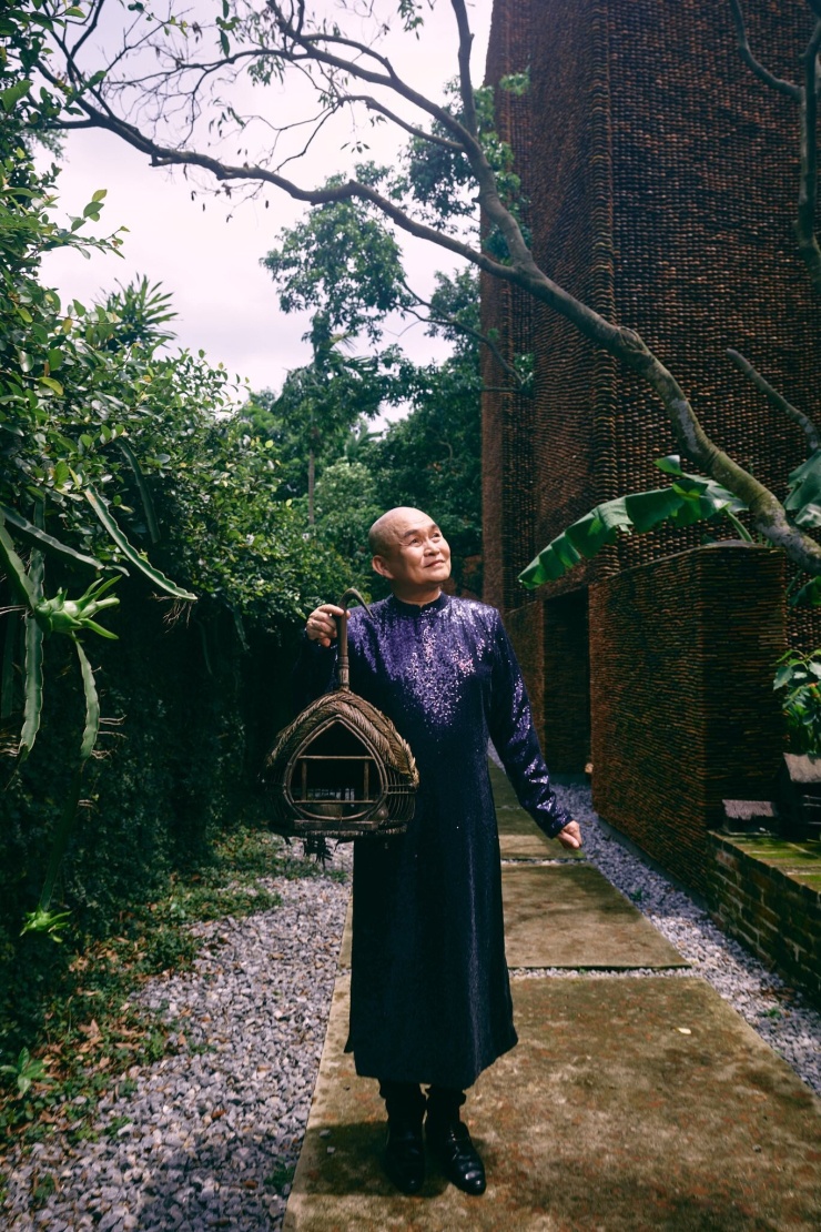Nghệ sĩ Xuân Hinh tại Bảo tàng Đạo Mẫu.