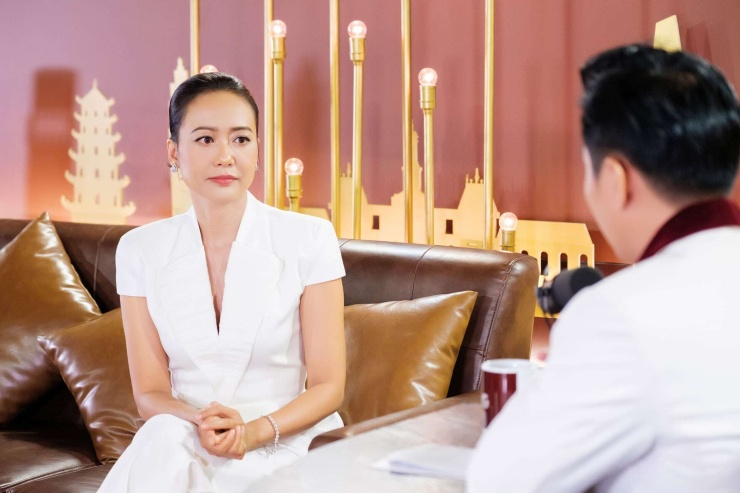Hồng Ánh trong cuộc trò chuyện với MC Nguyên Khang. Ảnh: NVCC