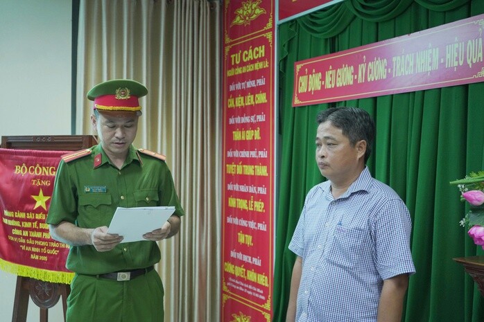 Công an tống đạt các quyết định tố tụng đối với bị can Võ Chí Công