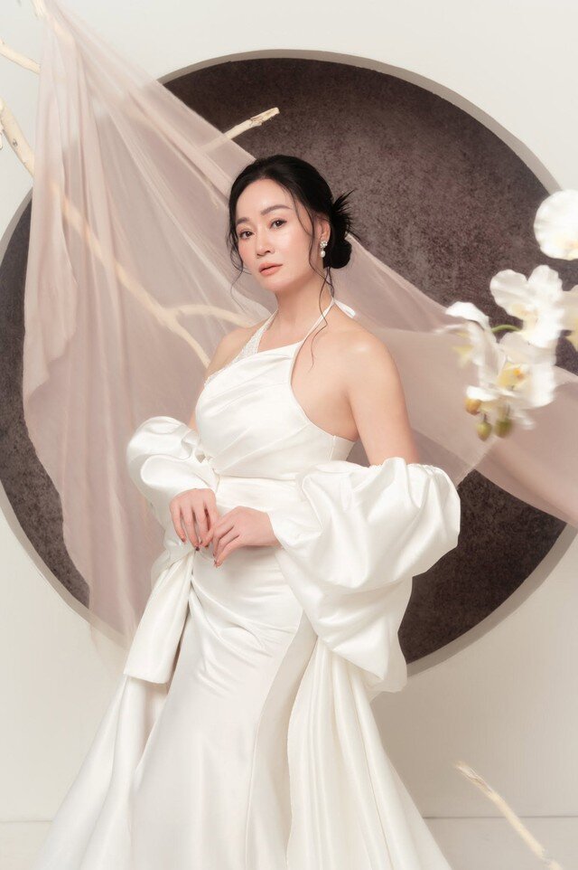 Ở tuổi ngoài 40, NSƯT Quách Thu Phương vẫn khiến nhiều khán giả bất ngờ bởi nhan sắc trẻ trung cùng vóc dáng cân đối. Sau nhiều năm hoạt động nghệ thuật, nữ diễn viên vẫn giữ được sức hút riêng nhờ lối sống lành mạnh và tinh thần lạc quan.