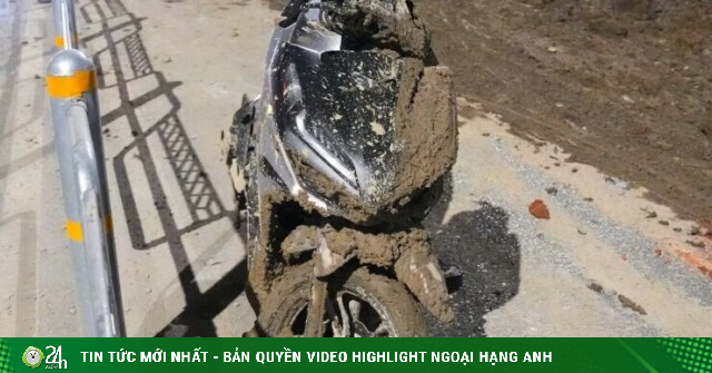Cận cảnh bùn đất phủ kín đường Võ Chí Công sau sự cố khiến 2 người bị thương