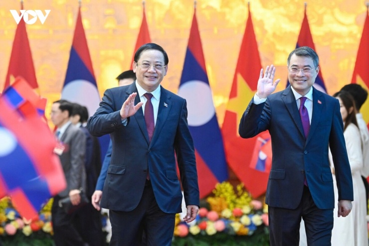 Kết thúc hội đàm, Thủ tướng&nbsp;Lê Minh Hưng và Thủ tướng Lào Sonexay Siphandone cùng chứng kiến lễ ký kết văn kiện giữa các bộ, ban ngành hai nước.