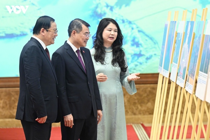 Hai vị Thủ tướng tham quan triển lãm ảnh về tình hữu nghị và thành tựu của hai nước Việt Nam - Lào.