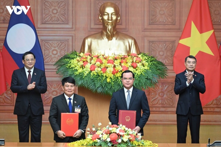Thủ tướng&nbsp;Lê Minh Hưng và Thủ tướng Lào Sonexay Siphandone cùng chứng kiến lễ ký kết văn kiện giữa các bộ, ban ngành hai nước.
