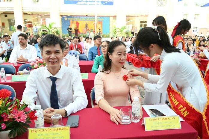 Học sinh tri ân thầy, cô giáo đã hết lòng dìu dắt, dạy dỗ