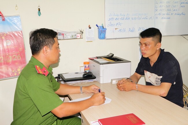 Công an xã Ba Sao đang làm việc Luân về hành vi chống người thi hành công vụ. Ảnh: Công an tỉnh Đồng Tháp. 