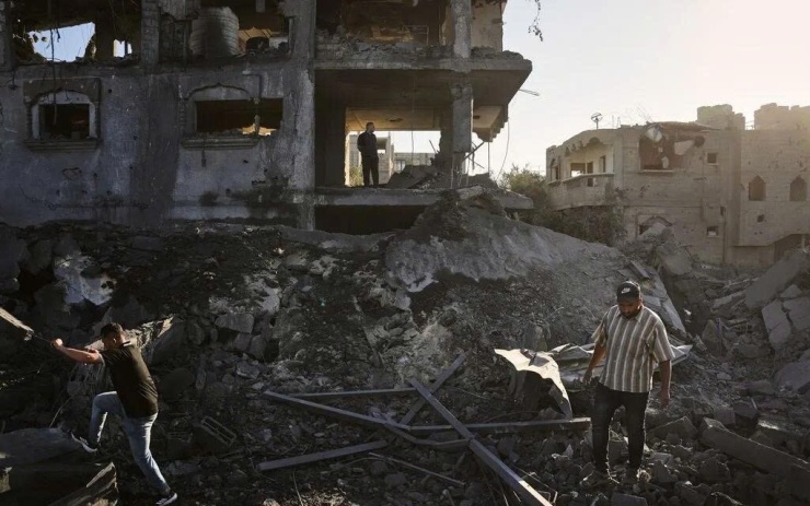 Người dân Palestine kiểm tra đống đổ nát sau một cuộc không kích của Israel tại trại tị nạn Al-Maghazi ở Dải Gaza, ngày 7/6. (Ảnh: AP)