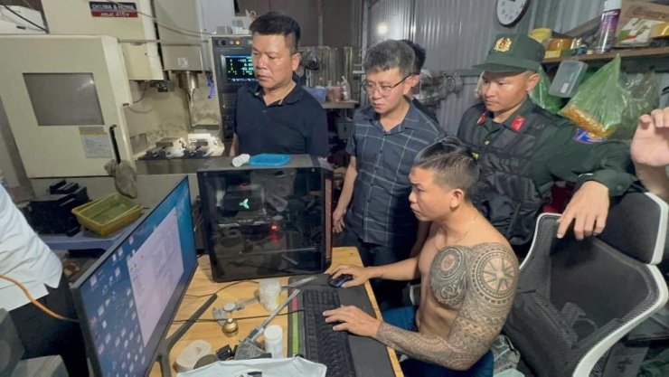 Đối tượng Vũ Mạnh Quyết thuê mặt bằng, đầu tư máy móc cơ khí, bí mật sản xuất vũ khí quân dụng. Ảnh: CACC