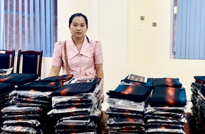 Bà Hoàng Thị Bích Ngọc cùng tang vật. Ảnh: Công an TP HCM