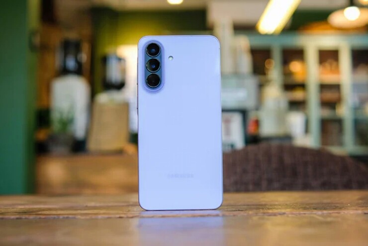 Điện thoại có nhiều tính năng cắt giảm so với Galaxy S.