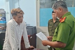 Bắt khẩn cấp đối tượng dùng dao đe dọa, giam lỏng Đoàn thẩm định tài sản thế chấp
