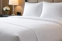 Vì sao chăn ở khách sạn thường nhét chặt vào đệm?