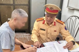 Phạt tài xế xe tải làm rơi bùn đất xuống đường Hà Nội khiến 2 xe máy trượt ngã