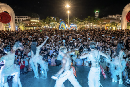Biển người phủ kín Vịnh trung tâm tại Lễ hội biển Cát Bà