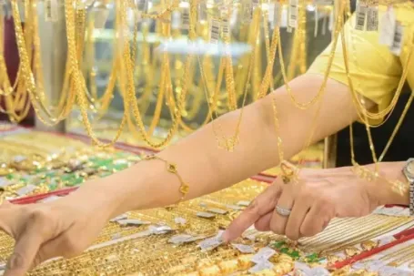 Giá vàng lao dốc mạnh, có nên xuống tiền mua lúc này?