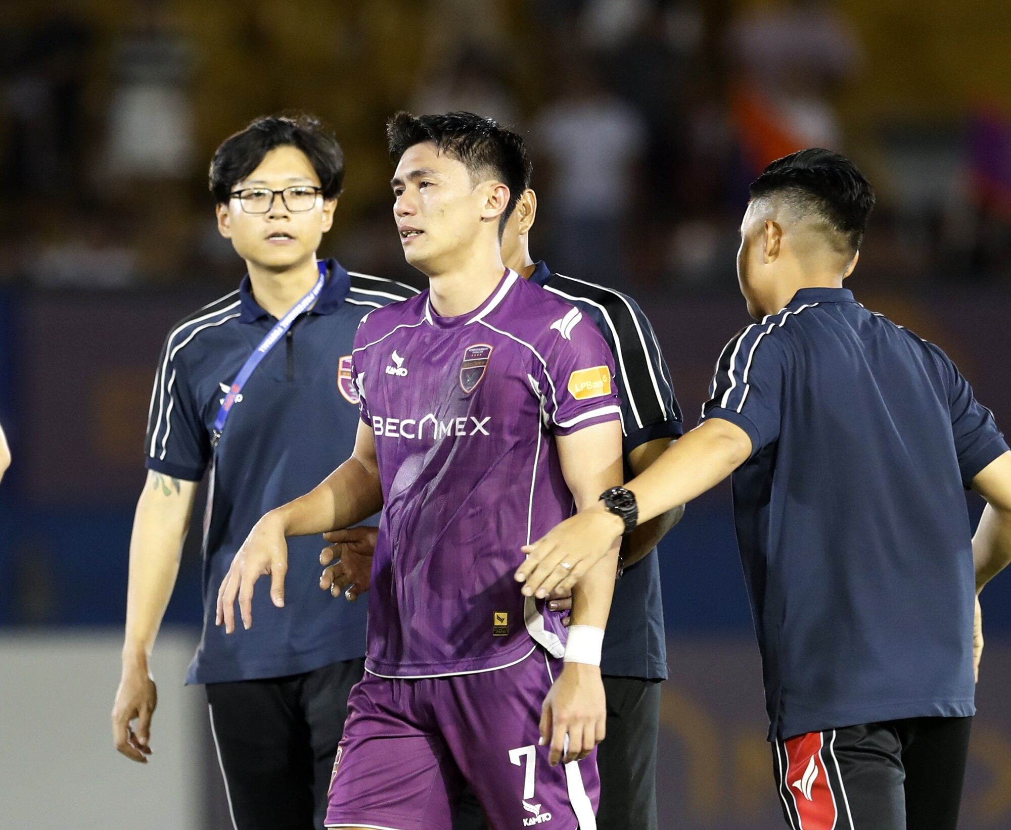 Tiền đạo Việt Cường không thể cầm được nước mắt khi Becamex TP.HCM phải xuống hạng sau 22 năm chơi ở sân chơi cao nhất của bóng đá Việt Nam.