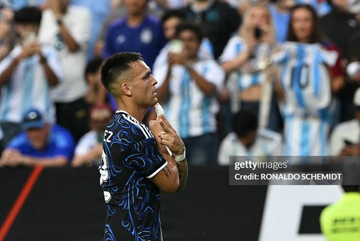 Lautaro Martinez ăn mừng