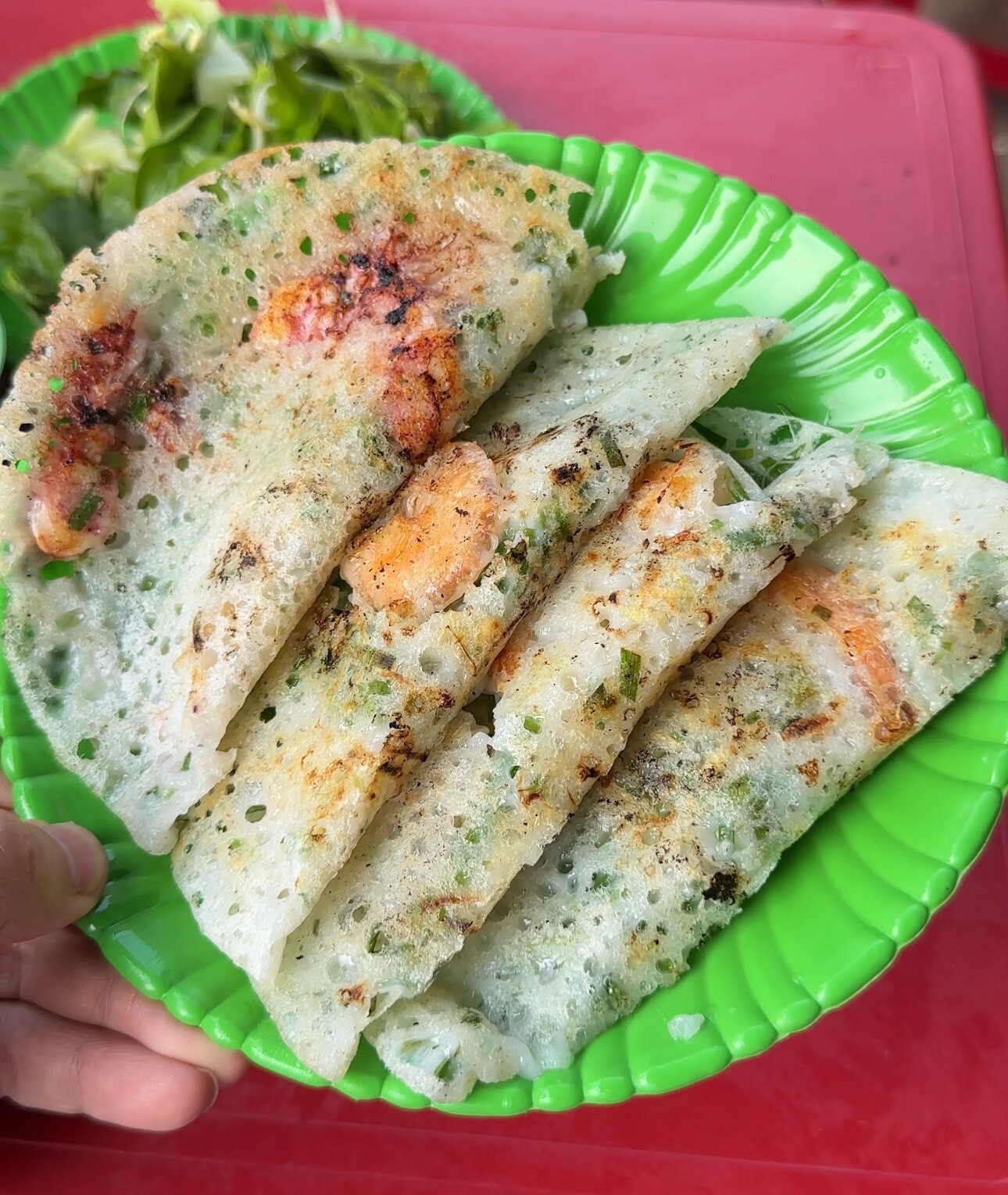 Bánh xèo nhân tôm, mực tươi có giá chỉ 3.000 đồng/chiếc trong khu chợ. Ảnh: Vo Thanh Lap