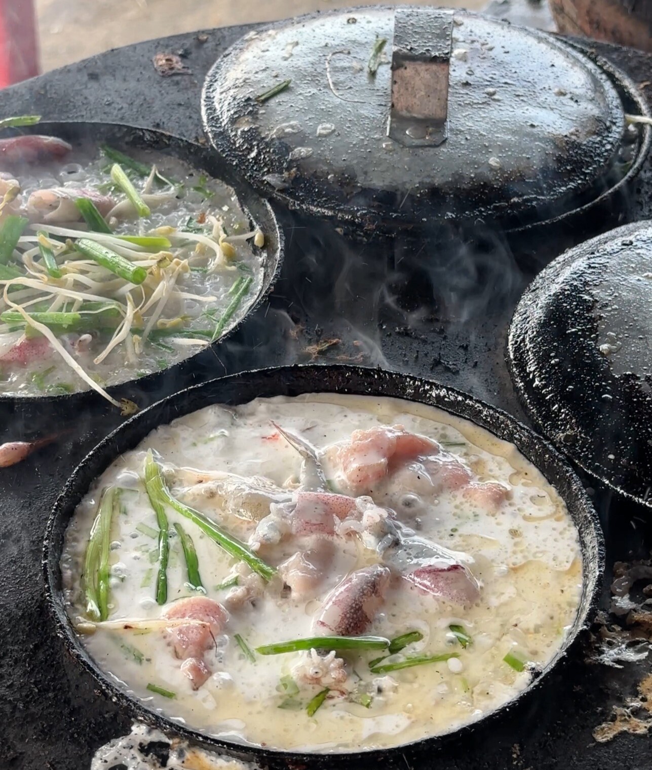 Bánh xèo nhân tôm, mực tươi có giá chỉ 3.000 đồng/chiếc trong khu chợ. Ảnh: Vo Thanh Lap