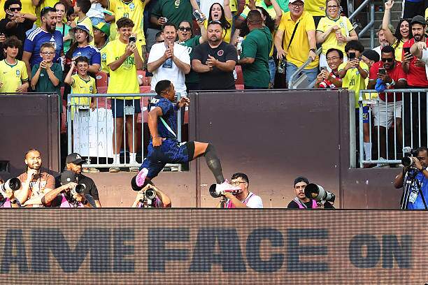 Endrick ăn mừng bàn thắng của Brazil đầu hiệp 2