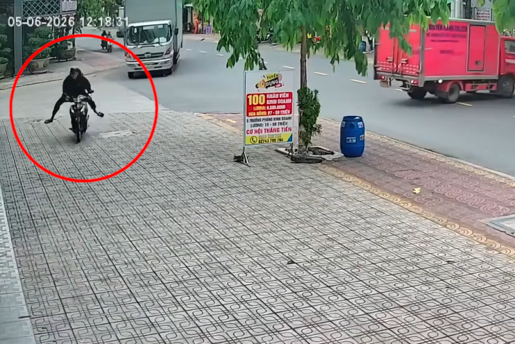 Clip: Lách ô tô rẽ phải để vượt, xe máy lao lên vỉa hè rồi đâm vào nhà dân