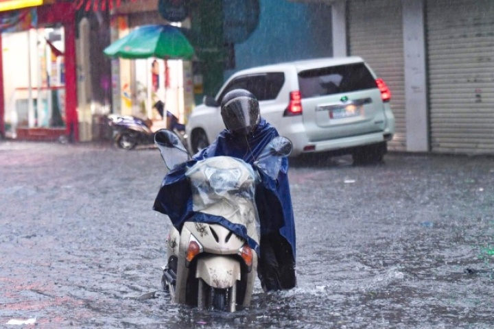Dự báo thời tiết 8/6: Bắc Bộ đón không khí lạnh kết thúc nắng nóng, trời mưa lớn