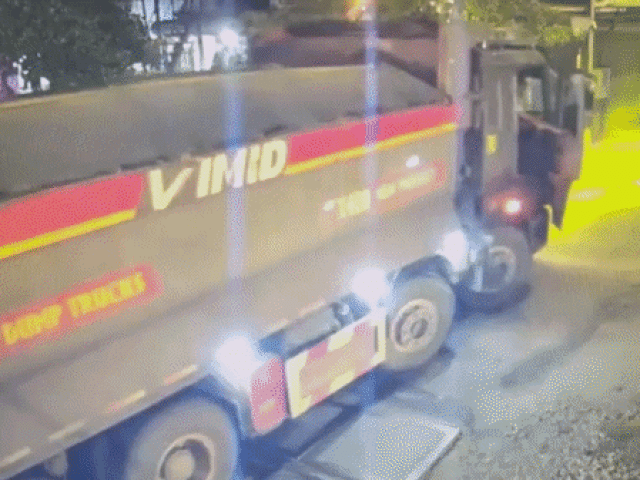 Khoảnh khắc tài xế thoát khỏi xe ben trước khi tàu hỏa tông trúng