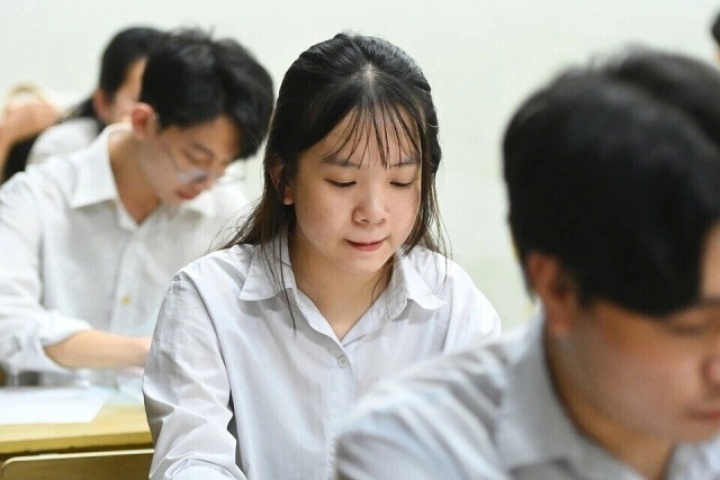 Nhiều thí sinh mải nhìn điểm chuẩn, quên bài toán học phí đại học