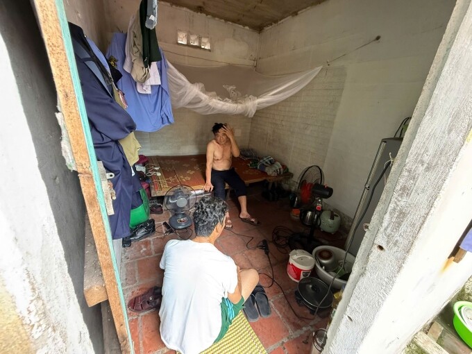 Hai người đàn ông ngoài 60 tuổi ngồi trong phòng trọ tại thôn Bầu, xã Thiên Lộc, Hà Nội, trưa 3/6. Ảnh: Quỳnh Nga